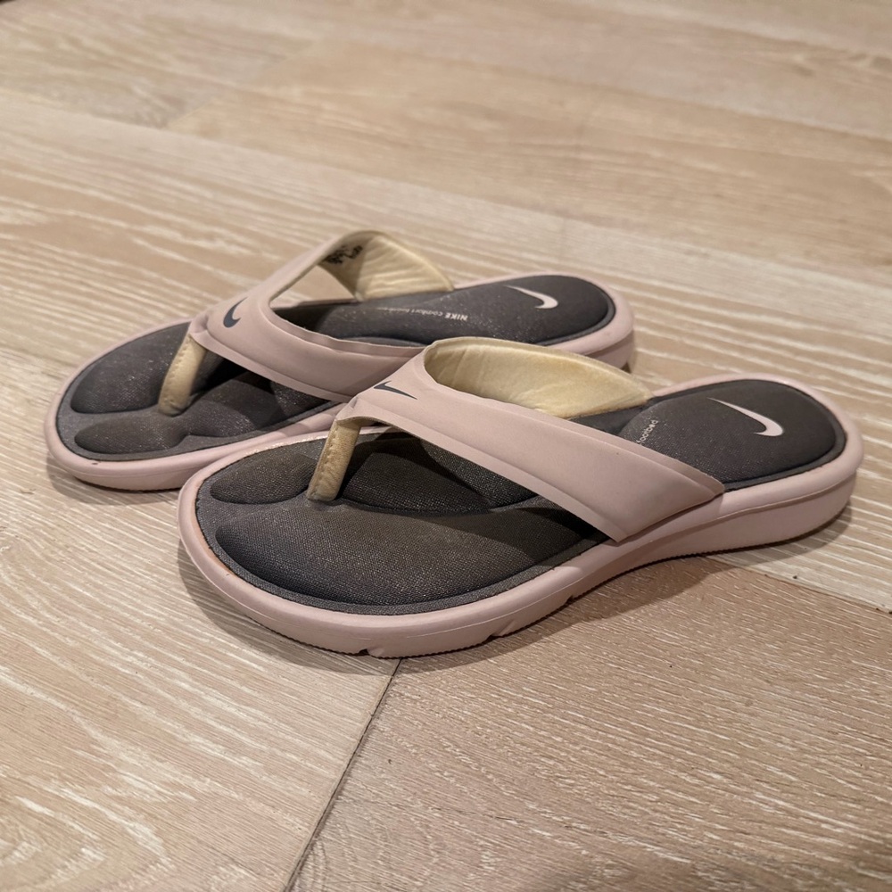 Nike Women's Pale Pink and Black Cushioned Thong Sandals